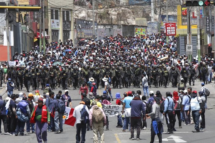 Polisi tiba di tempat para pendukung Presiden Peru terguling Pedro Castillo memprotes penahanannya di Arequipa, Peru, Rabu, 14 Desember 2022.