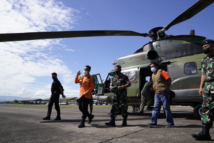 Helikopter Super Puma H-321 TNI AU turut dikerahkan untuk membantu pencarian korban Kapal Motor (KM) Ladang Pertiwi 02 yang tenggelam di Selat Makassar, tepatnya di perairan Pangkep, Kabupaten Pangkep, Sulawesi Selatan, Minggu (29/5/2022).