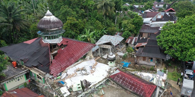 Foto udara masjid yang runtuh akibat gempa di Nagari Kajai, Kabupaten Pasaman Barat, Sumatera Barat, Jumat (25/2/2022). Badan Nasional Penanggulangan Bencana (BNPB) menyatakan gempa berkekuatan magnitudo 6,1 di Pasaman Barat dan sekitarnya itu mengakibatkan tujuh warga meninggal dunia.