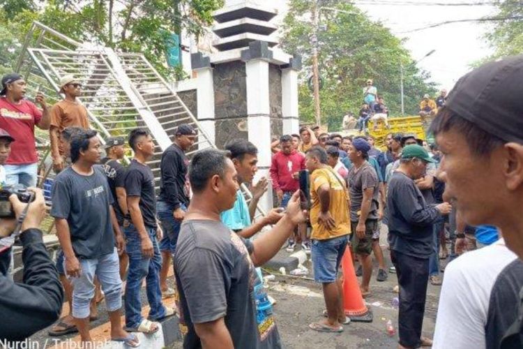 Sopir truk demo di kantor Pemkab Subang. Dalam aksinya mereka mendorong pagar hingga roboh. 