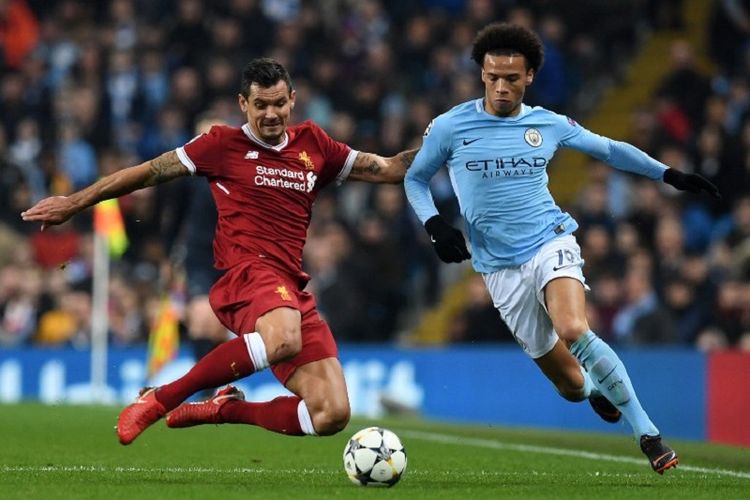 Leroy Sane (kanan) mendapat kawalan ketat dari Dejan Lovren pada pertandingan perempat final Liga Champions antara Manchester City dan Liverpool di Stadion Etihad, Selasa (10/4/2018). 