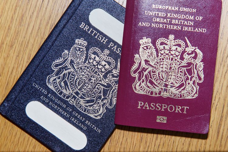 Sebuah paspor Inggris biru lama dan paspor Uni Eropa. Paspor Inggris akan berubah setelah meninggalkan Uni Eropa.