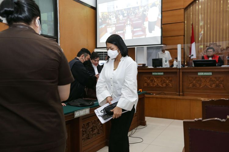 Terdakwa pembunuhan berencana terhadap Nofriansyah Yosua Hutabarat atau Brigadir J, Putri Candrawathi usai menjalani sidang pembacaan eksepsi di Pengadilan Negeri Jakarta Selatan, Senin (17/10/2022). Ferdy Sambo bersama dengan Istrinya, Putri Candrawathi, Richard Eliezer, Ricky Rizal dan Kuat Maruf didakwa melakukan pembunuhan berencana terhadap Nofriansyah Yosua Hutabarat atau Brigadir J.