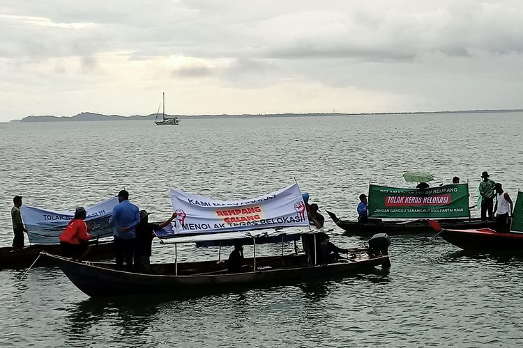 Nelayan Kampung Sembulang Hulu, Kelurahan Sembulang menggelar aksi unjuk rasa menolak relokasi di wilayah perairan, Senin (20/5/2024).