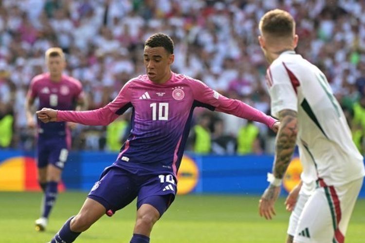 Gelandang Jerman, Jamal Musiala, tengah mengontrol bola dalam lanjutan fase Grup A Euro 2024 antara Jerman vs Hongaria di Stuttgart Arena pada 19 Juni 2024.