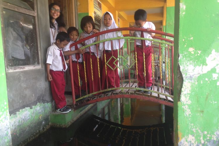 Siswa SDN Tambakrejo 03, Kecamatan Gayamsari, Kota Semarang, Jawa Tengah, belajar di tengah suasana banjir rob di kawasan tersebut, Senin (27/8/2018)