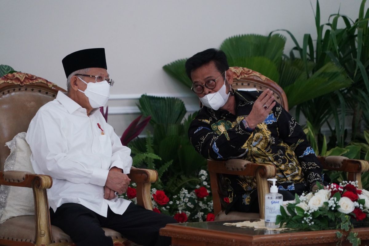 Menteri Pertanian (Mentan) Syahrul Yasin Limpo (SYL) saat mendampingi Wakil Presiden (Wapres) Republik Indonesia (RI) Ma?ruf Amin dalam acara penganugerahan ?Penghargaan Bidang Pertanian Tahun 2021? yang diselenggarakan secara luring di Istana Wapres Jakarta, Senin (13/9/2021).
 
