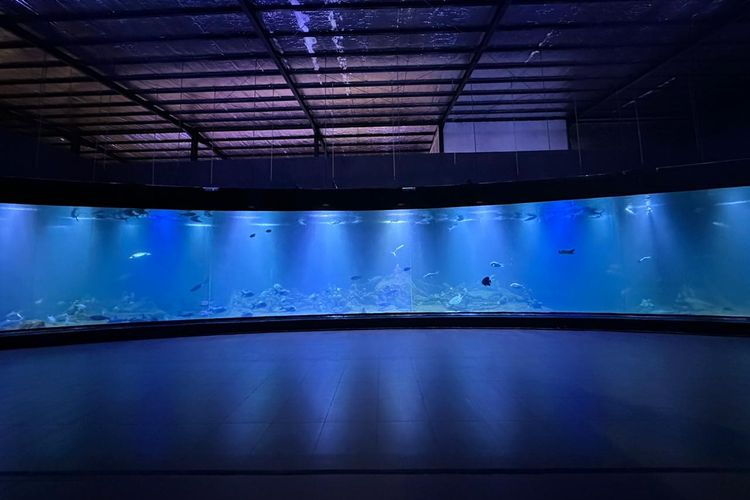 Akuarium utama di Aquarium Indonesia Pangandaran.