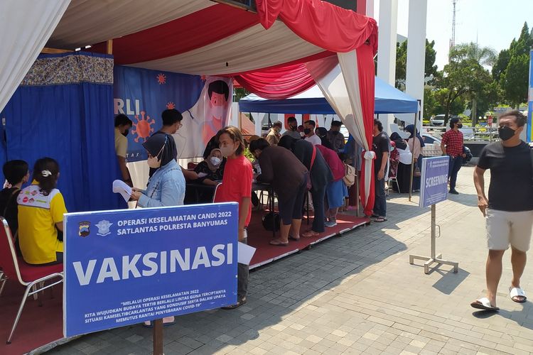 Gerai vaksinasi Polresta Banyumas di Alun-alun Purwokerto, Kabupaten Banyumas, Jawa Tengah, Kamis (31/3/2022).