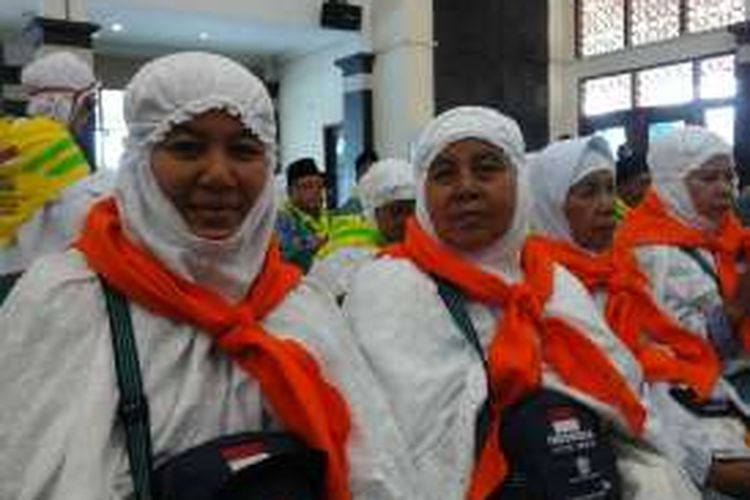 Saniah (65) (kedua dari kiri) Sesaat akan berangkat menuju Tanah Suci untuk menunaikan ibadah haji melalui embarkasi Banda Aceh. Setelah menabung lebih dari 20 tahun ia pun bisa berangkat menunaikan ibadah haji dengan hasil tabungannya dari menjual kue bakwan.*****