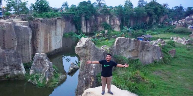 Pengunjung berfoto di salah satu spot menarik di Tebing Koja, Kabupaten Tangerang, Banten.