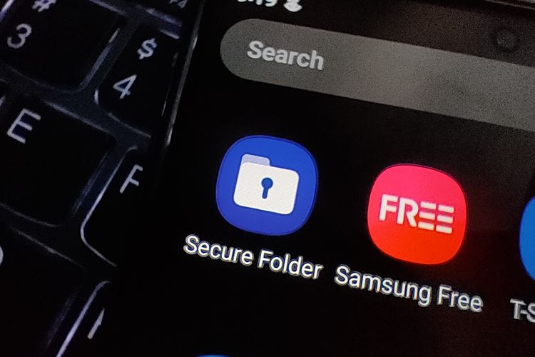 Ilustrasi Secure Folder di HP Samsung. Fitur ini berguna untuk mengamankan foto, video, dokumen, aplikasi penting/rahasia suapa tidak diintip oleh orang lain saat HP tidak terkunci.