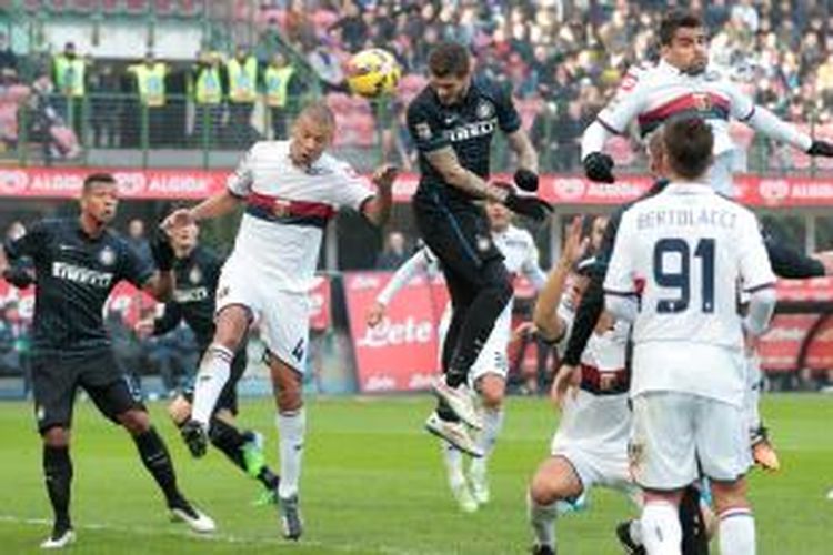 Pemain Inter Milan, Mauro Icardi, saat melepaskan sundulan yang berujung gol ke gawang Genoa pada laga lanjutan Serie-A di Giuseppe Meazza, Minggu (11/1/2015).