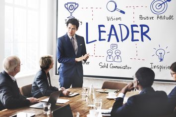 Gaya Kepemimpinan Demokratis: Contoh, Karakteristik, Kelebihan dan Kekurangannya