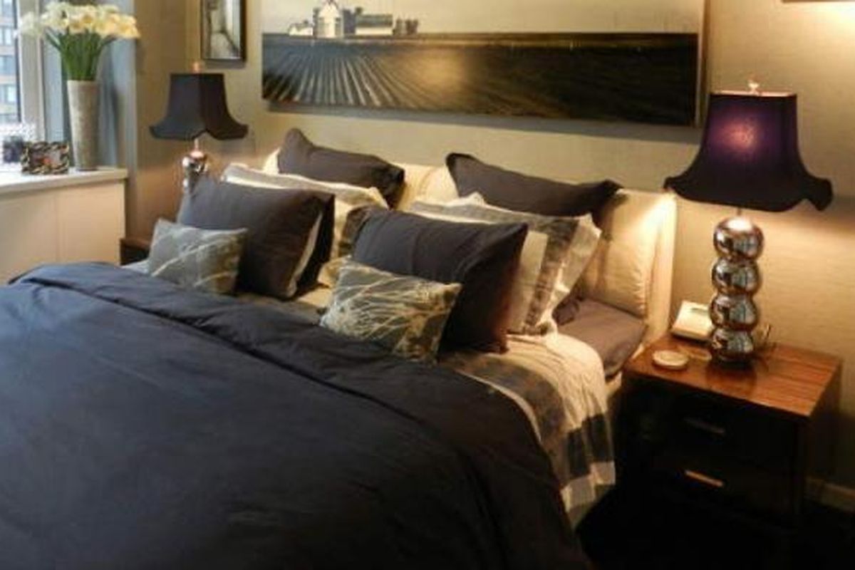 Memasang headboard di tempat tidur menciptakan kesan mewah.
