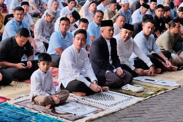 Wakil Presiden Terpilih sekaligus Wali Kota Solo, Gibran Rakabuming Raka melaksanakan shalat idul adha di Halaman Balai Kota Solo, Jawa Tengah (Jateng), pada Senin (17/6/2024).