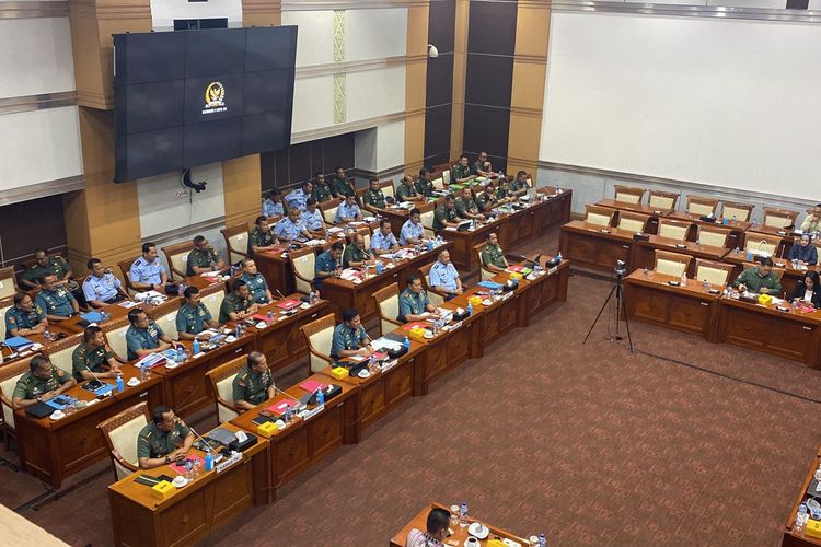 Rapat Komisi I DPR dengan TNI terkait isu papua dan alutsista di Gedung DPR, Senayan, Jakarta Pusat, Kamis (2/2/2023). 