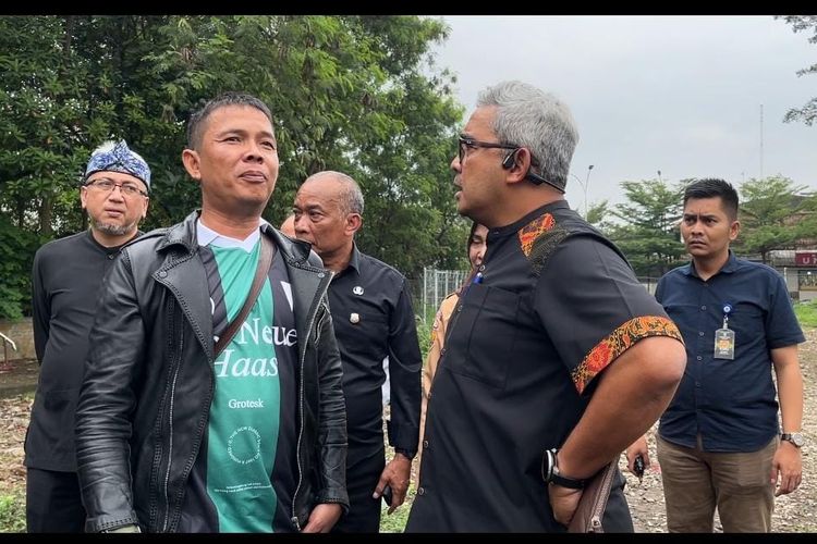 Wali Kota Bandung, Muhammad Farhan marah saat melakukan inspeksi mendadak (sidak) ke lahan eks Palaguna Plaza di seberang Alun-Alun Kota Bandung dan Rumah Dinas Wali Kota Bandung, pada Kamis (22/5/2025).