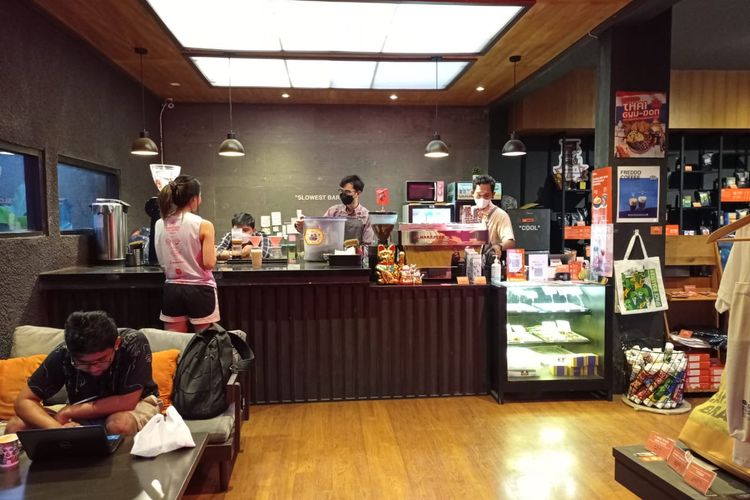 Suasana bar dan area indoor Space Coffee Roastery Jogja. 