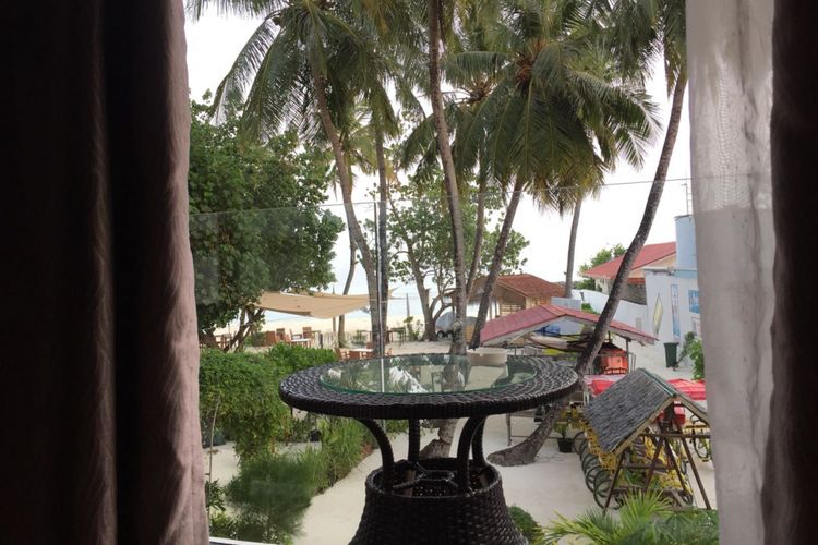 Pemandangan pantai dari dalam kamar Hotel Arena di Pulau Maafushi, Maldives.