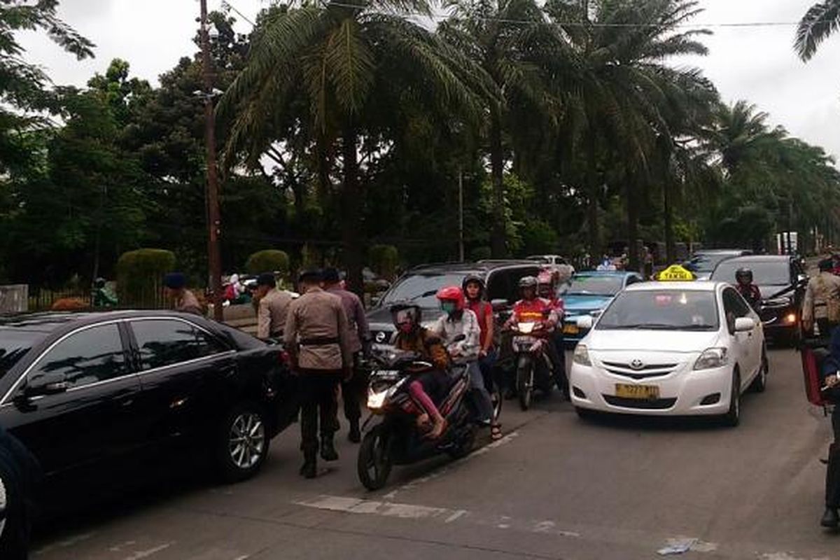 Kondisi arus lalu lintas di Jalan RM Harsono, Jakarta Selatan, Selasa (31/1/2017).