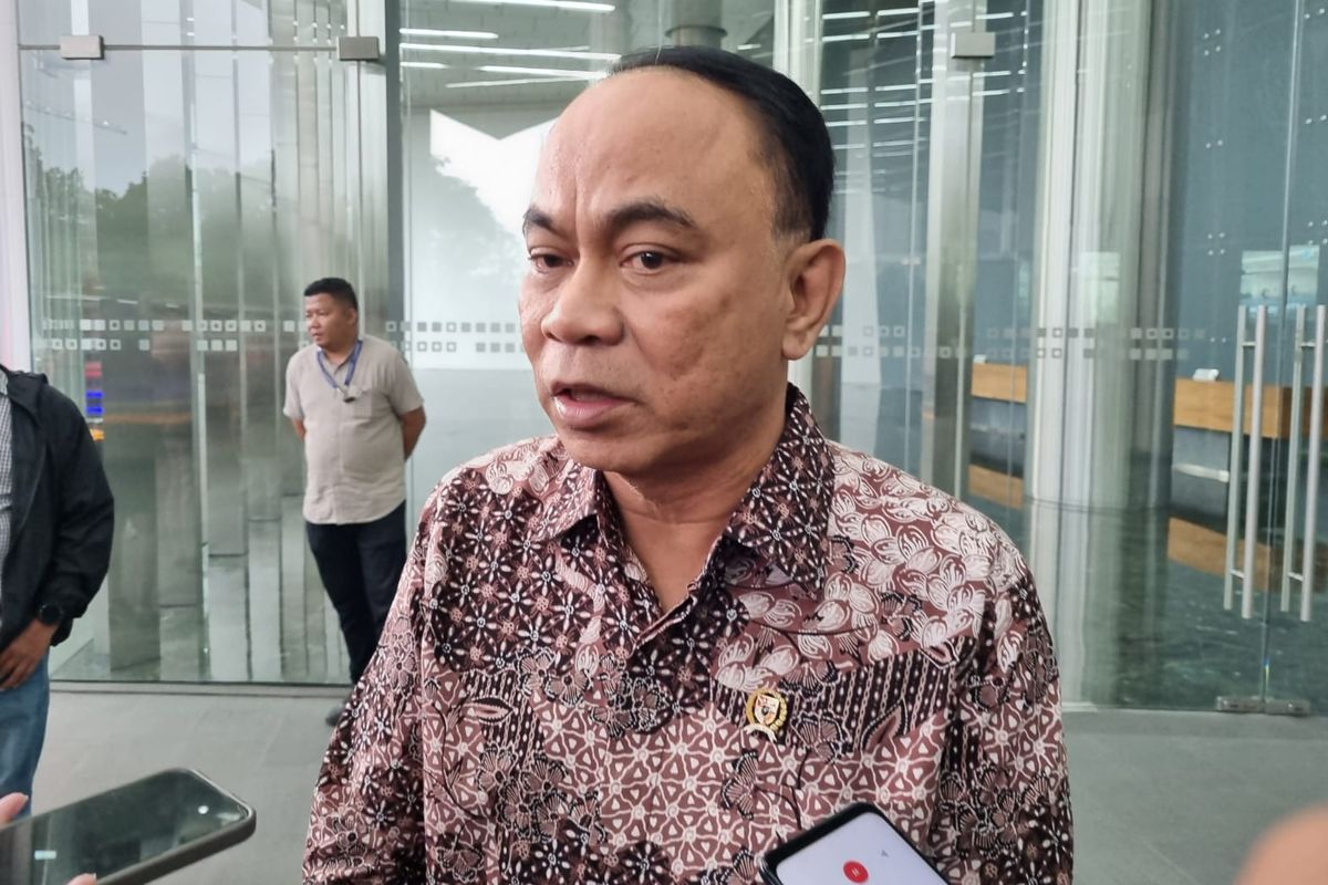 Menteri Kominfo Budi Arie Setiadi mengatakan operator seluler belum menunjukkan minat mereka terhadap frekuensi 700 MHz. Menurut Budi, operator lebih tertarik frekuensi 2.600 MHz. Hal ini dikatakan Budi saat kunjungan ke Menara Kompas, Kamis (29/8/2024). 