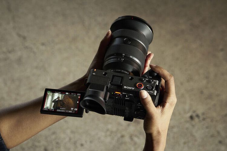 Layar Sony FX2 dapat menampilkan parameter FPS, ISO, shutter speed, preset Look, white balance, status filter iris, mengatur frame langsung 16:9 untuk kebutuhan media sosial, dan masih banyak lagi. Seluruh tampilan dapat disesuaikan secara fleksibel sesuai kebutuhan
