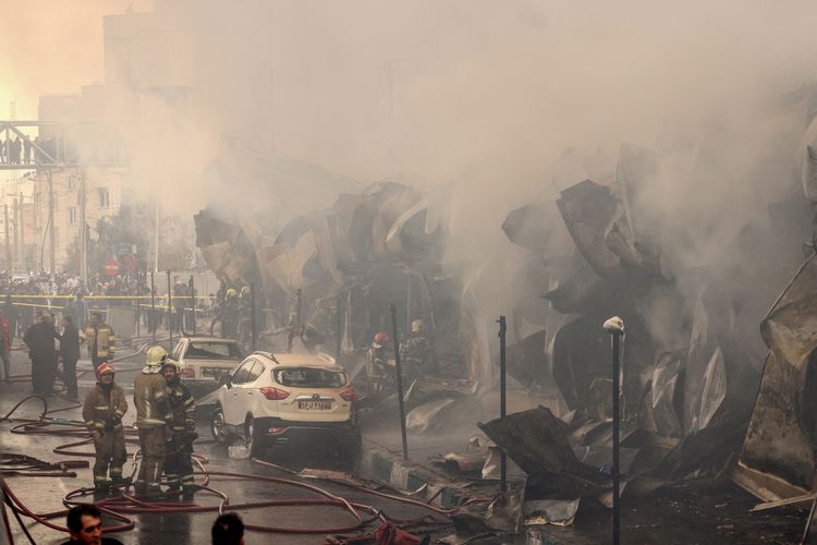 Petugas pemadam kebakaran berjibaku memadamkan api kebakaran Iran di Pasar Jannat, Teheran barat, Selasa (3/2/2026). Insiden ini terjadi di tengah ketegangan antara Iran dan Amerika Serikat.