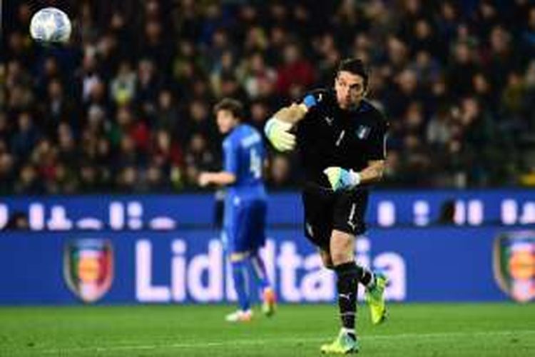 Kapten tim nasional Italia, Gianluigi Buffon, melempar bola saat timnya melawan Spanyol pada partai uji coba di Stadion Friuli, 24 Maret 2016.