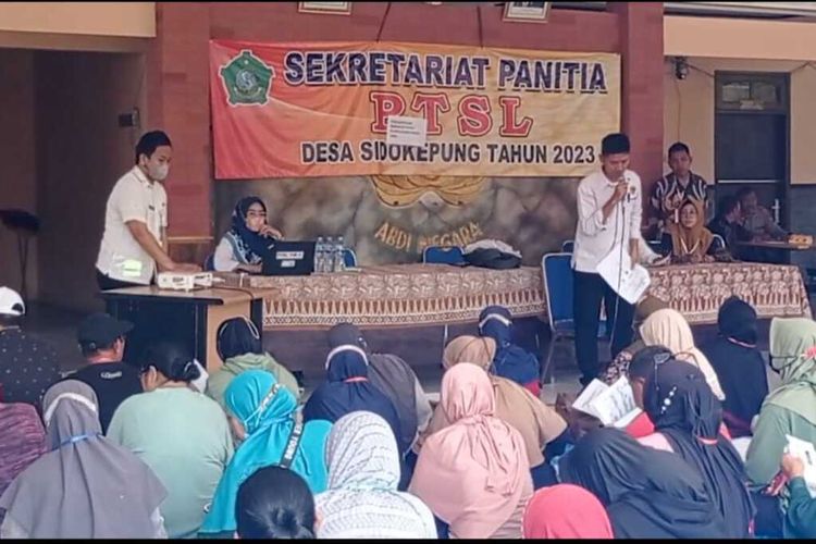 Balai Desa Sidokepung, Kecamatan Buduran, Sidoarjo, dikepung warga lantaran proses PTSL dinilai lamban.
