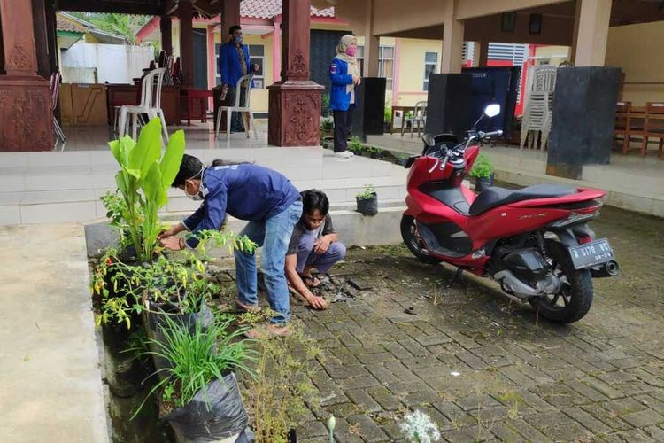 Sejumlah warga yang terjaring operasi masker menjalani sanksi membersihkan lingkungan kantor Kecamatan Karangjambu, Kabupaten Purbalingga, Jawa Tengah, Kamis (9/7/2020).