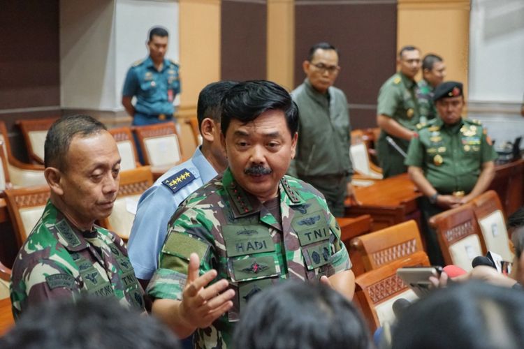 Panglima TNI Marsekal Hadi Tjahjanto saat ditemui seusai rapat dengan Komisi I DPR, di Kompleks Parlemen, Senayan, Jakarta, Kamis (24/5/2018).