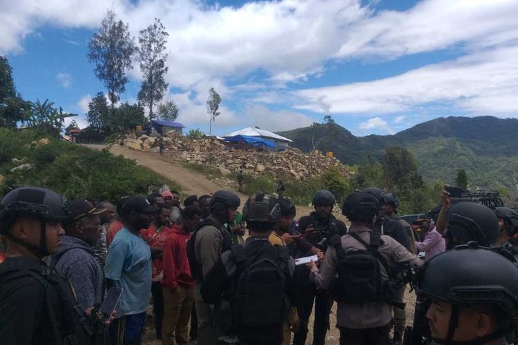 Tim gabungan tengah mengevakuasi 10 pekerja PT DHR di Kampung Mangabib, Distrik Oksebang Kabupaten Pegunungan Bintang, Papua, Selasa (13/9/2022)
