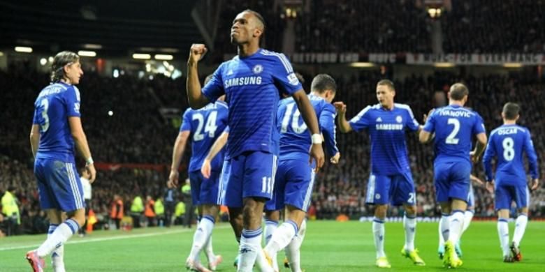 Striker Chelsea, Didier Drogba (depan), merayakan gol ke gawang Manchester United pada laga Premier League, di Stadion Old Trafford, Manchester, Minggu (26/10/2014).