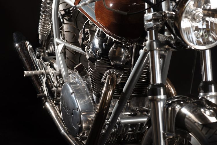 Motor custom Yamaha XS650 bergaya cafe racer dengan bodi monokok dari kayu