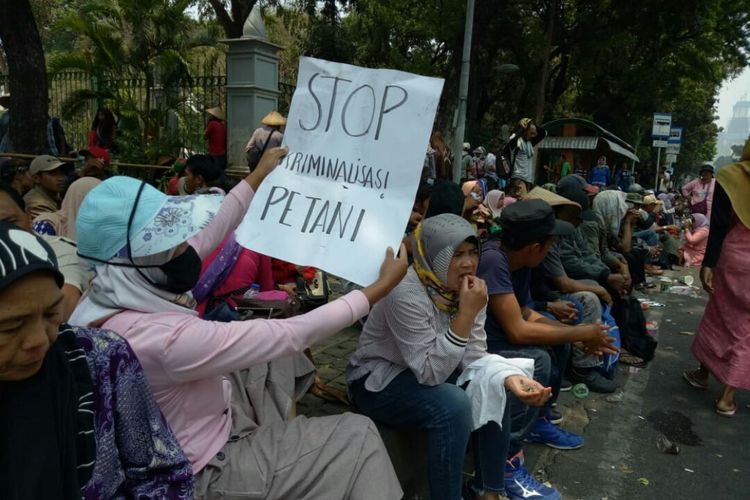 Massa gabungan dari petani, mahasiswa, dan buruh berunjuk rasa di depan Istana Presiden di Jalan Medan Merdeka Utara, Jakarta Pusat, Selasa (24/9/2019). Mereka menolak rencana pengesahan RUU Pertananan.