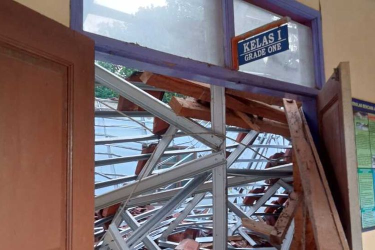 Atap kelas satu SD Negeri Cimaragas, Kecamatan Cimaragas, Kabupaten Ciamis, ambruk, Minggu malam (26/12/2021). Atap ambruk setelah hujan deras mengguyur daerah Ciamis