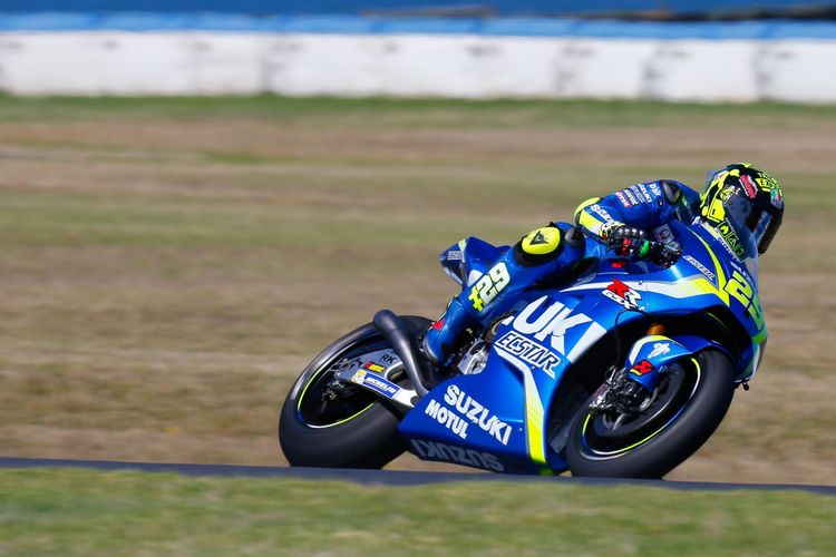 Pebalap Suzuki Ecstar asal Italia, Andrea Iannone, memacu motornya di Sirkuit Phillip Island, Australia, pada tes pramusim kedua MotoGP 2017 yang berlangsung 15-17 Februari.