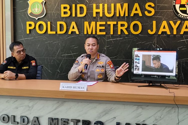 Kabid Humas Polda Metro Jaya Kombes (Pol) Trunoyudo Wisnu Andiko saat menunjukkan video viral Mario Dandy Satrio dihadapan wartawan, Sabtu (28/5/2023). 