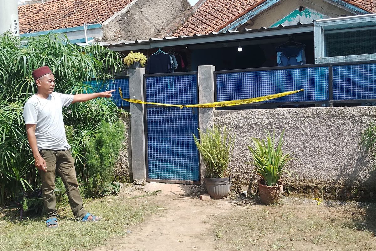 Cecep Ketua RT 04 Kampung Sukarame, saat menunjukan lokasi Tempat Kejadian Perkara (TKP) pembunuhan yang dilakukan AM (31) kepada istrinya A (26), Selasa (30/4/2024) 