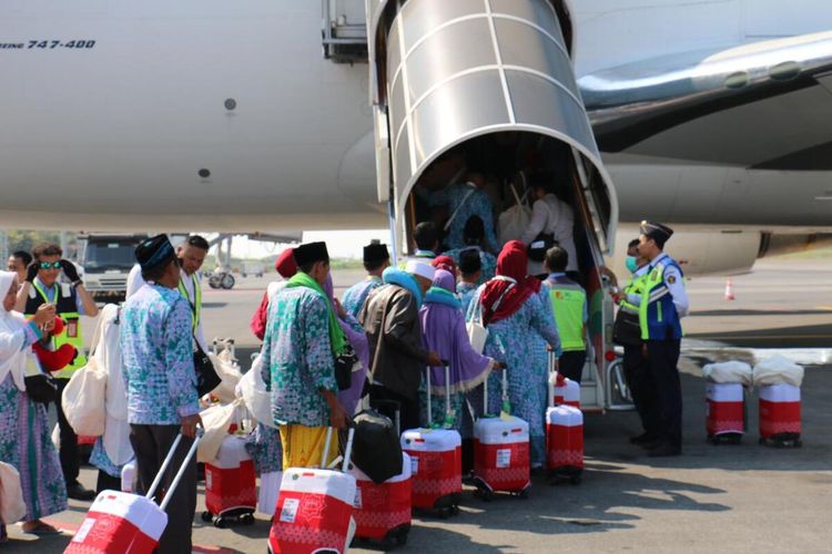 Sebanyak 445 jemaah haji yang berasal dari Kabupaten Bangkalan, Madura, Jawa Timur, beserta 5 orang pendamping berangkat dari Bandara Juanda menuju Bandara Internasional Pangeran Mohammad Bin Abdul Aziz, Madinah, Rabu (24/5/2023) pada pukul 09.15 WIB.