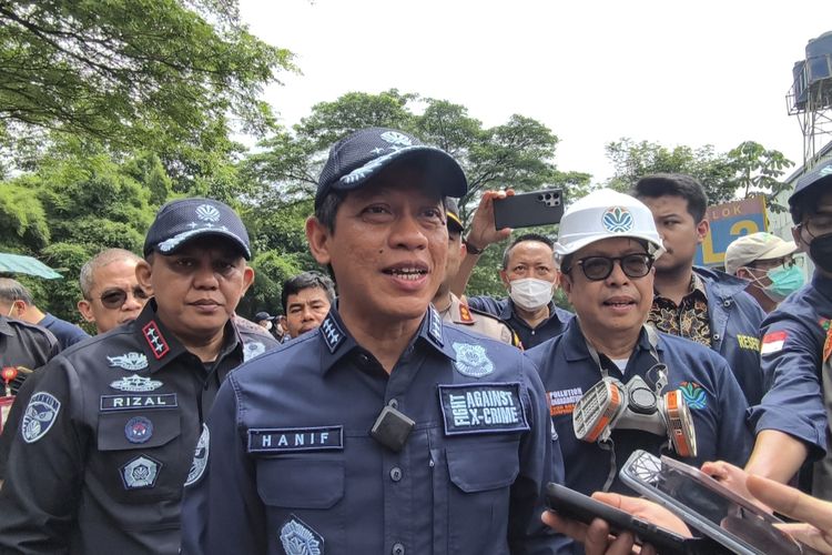 Menteri Lingkungan Hidup, Hanif Faisol Nurofiq saat memberikan pernyataan usai meninjau Gedung Pestisida di Taman Tekno, Serpong, Tangsel, Jumat (13/2/2026)