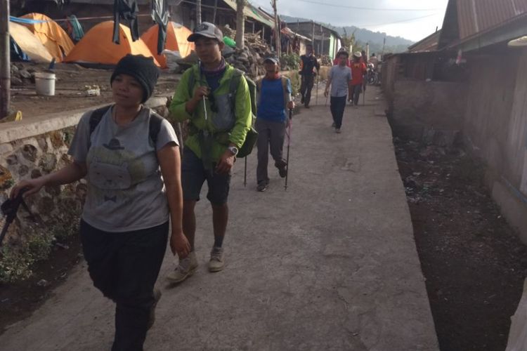 Sejumlah pendaki Gunung Rinjani yang terperangkap di Danau Segara Anak dan Pelawangan saat gempa di Lombok yang berhasil turun, Senin (30/7/2018).