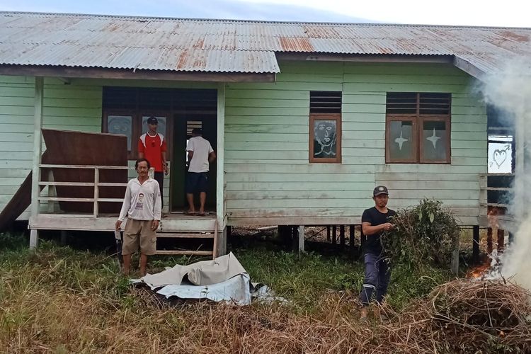 Warga transmigrasi SP 5 Sebakis Nunukan Kaltara gotong royong membersihkan Pustu demi menyambut Nakes setelah bertahun tahun tidak terlayani kesehatan