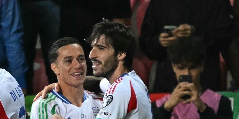 Gelandang Timnas Italia Sandro Tonali (kanan) merayakan gol kemenangan 4-5 bersama Giacomo Raspadori dalam pertandingan kualifikasi Piala Dunia 2026 Grup I zona Eropa antara Israel dan Italia pada 8 September 2025 di Debrecen, Hongaria. (Foto oleh Attila KISBENEDEK / AFP)