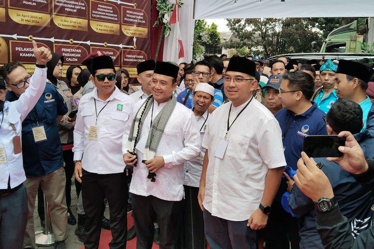 Pasangan bakal calon Wali Kota Bandung dan Wakil Wali Kota Bandung, Muhammad Farhan dan Erwin, resmi menjadi peserta Pilkada Kota Bandung 2024 setelah mendaftarkan diri ke Komisi Pemilihan Umun Kota Bandung, Jalan Soekarno Hatta, Kota Bandung, Kamis (29/8/2024).