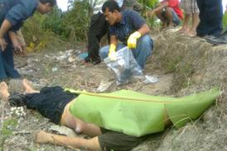 Jasad Godek Lubis saat akan dievakuasi petugas dari persawahan di Jalan DI Panjaitan, Pematangsiantar, Sumatera Utara, Kamis (5/2/2015).