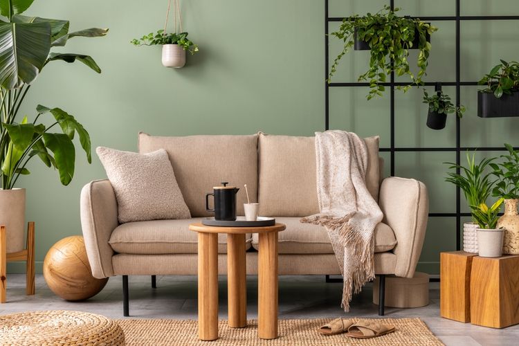 Ilustrasi sofa warna krem atau beige di ruang tamu.