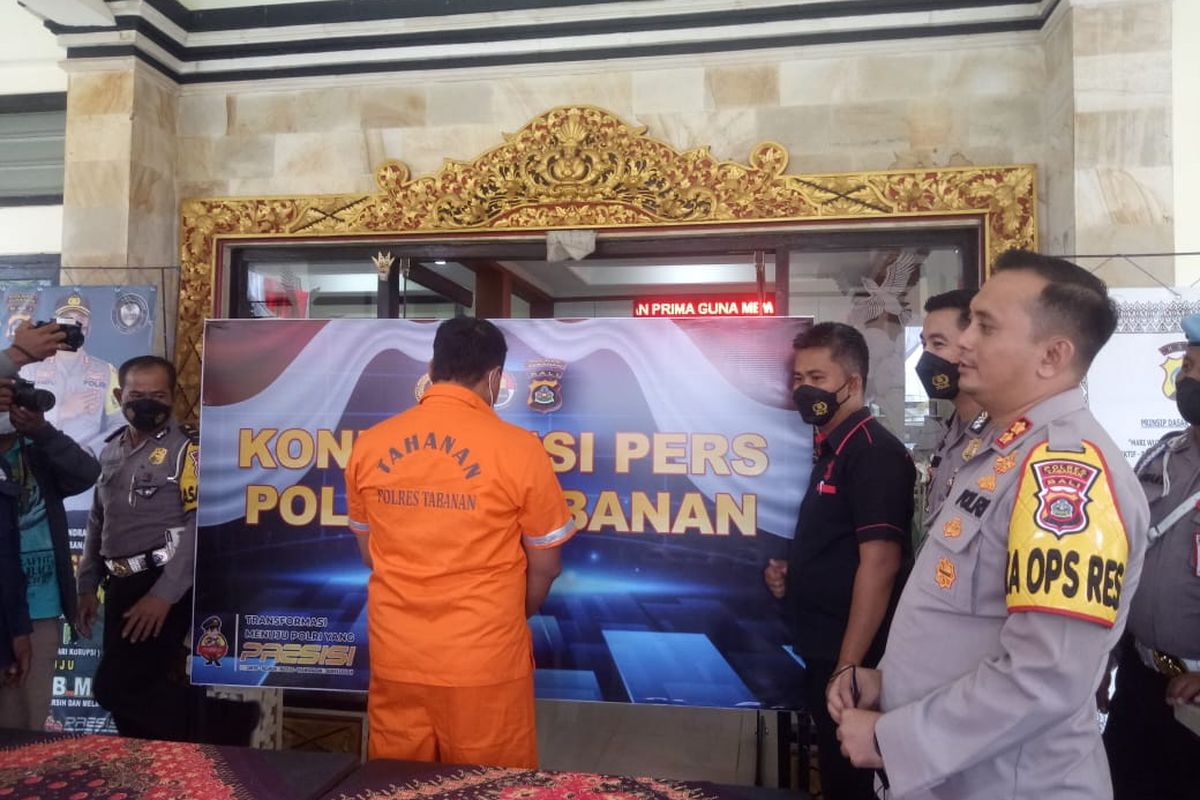 Tersangka AS mengenakan baju tahanan di Gedung Mapolres Tabanan, pada Senin (20/6/2020). KOMPAS.COM/ Yohanes Valdi Seriang Ginta
