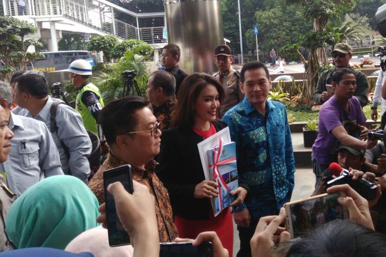 Perwakilan Pansus Angket Pelindo, Rieke Diah Pitaloka (baju merah), Darmadi Durianto (batik cokelat), dan Daniel Johan (baju biru) mendatangi Gedung KPK untuk menyerahkan hasil audit investigatif BPK, Jakarta, Senin (17/7/2017).